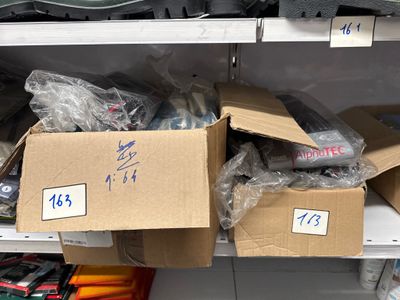de nombreuses boîtes posées sur une étagère dans un magasin