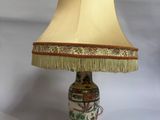 une lampe posée sur une table blanche