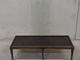 une image d'une table basse avec un plateau en verre