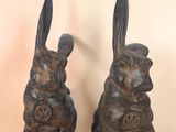 paire de figurines anciennes en fonte représentant des lapins