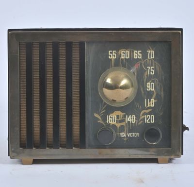 une vieille radio posée sur une table