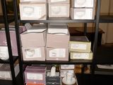 de nombreuses boîtes de savon posées sur une étagère dans une pièce
