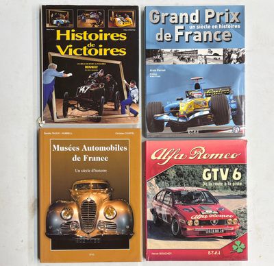 trois livres posés sur une table, avec une voiture au milieu