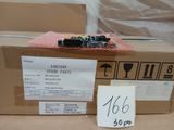 une boîte sur laquelle sont représentés un train et un panneau