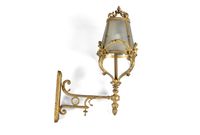 Lanterne d'applique en bronze doré à décor de guirlandes tom…