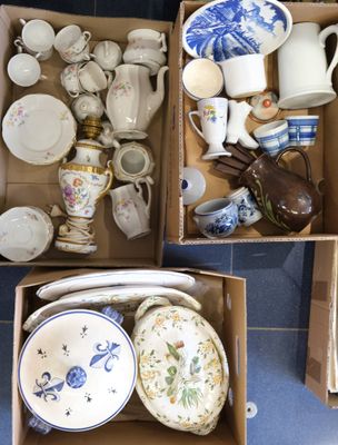 deux cartons remplis de différents types d'assiettes et de tasses