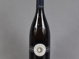 une bouteille de vin posée sur une table