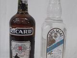 deux bouteilles d'alcool posées l'une à côté de l'autre sur une table