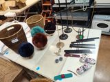 une table sur laquelle se trouvent plusieurs objets