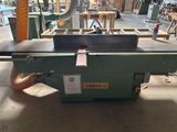 une machine posée sur une table dans un magasin