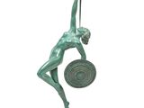 statue en bronze représentant un homme tenant une lance et un bouclier