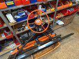 une photo d'un garage avec un porte-outils