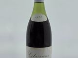 une bouteille de vin posée sur une table