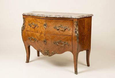 une commode ancienne avec dessus en marbre