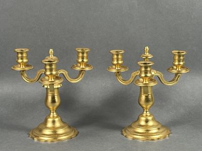 Paire de chandeliers dit "bouts de table", à trois feux, en …