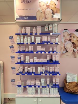 un présentoir de produits de soins de la peau en vente dans un magasin