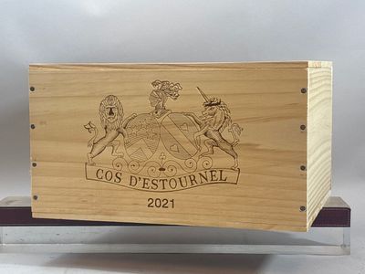 une boîte en bois sur laquelle est représenté un couple