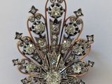 une photo d'une broche sertie de nombreux diamants