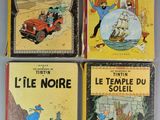 quatre livres pour enfants sont alignés sur une table