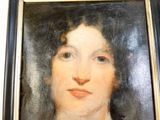 portrait d'une femme en robe noire dans un cadre noir