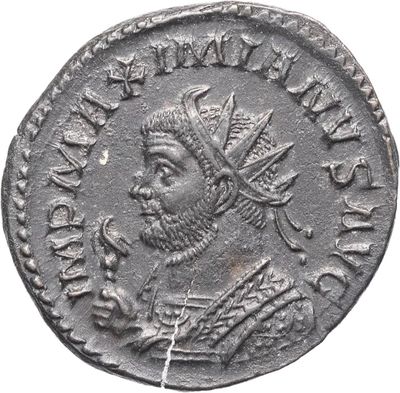 une pièce en argent avec l'image d'un homme portant une coiffe