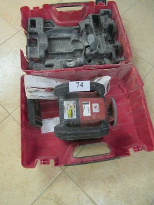 une boîte à outils rouge avec des outils sur le sol