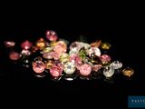 de très jolis diamants roses et jaunes sur un fond noir