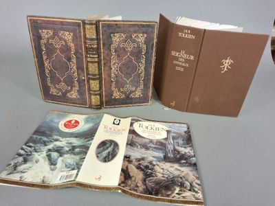 trois livres posés sur une table l'un à côté de l'autre