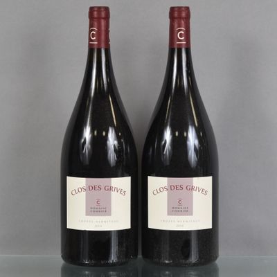 deux bouteilles de vin rouge posées sur une table en verre