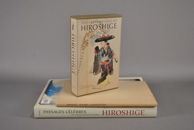deux livres empilés sur une table
