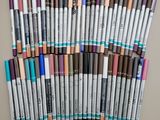 un gros plan sur un tas de stylos posés sur une table