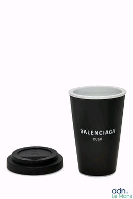 une tasse noire avec un couvercle et un couvercle dessus