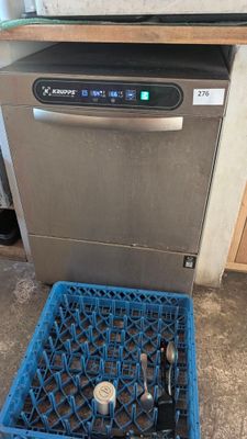 une photo représentant un lave-vaisselle et un panier dans une cuisine