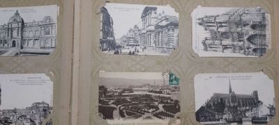 des photos de vieux bâtiments accrochées au mur de cette pièce