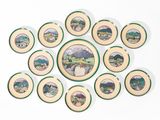 beaucoup d'assiettes décorées d'images accrochées au mur