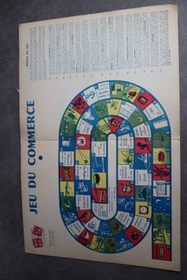 un gros plan d'un jeu de société posé sur une table, lui-même posée sur une autre table