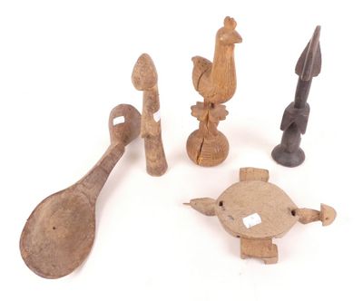 quatre cuillères en bois et deux cuillères en bois posées sur une surface blanche