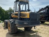 un tracteur garé sur un chemin de terre
