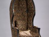une chaise recouverte d'un tissu à imprimé léopard