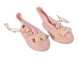 une paire de chaussons roses ornés de nœuds et de lacets