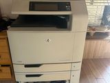 une imprimante posée sur un bureau