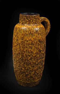 vase jaune sur fond noir, avec un fond noir