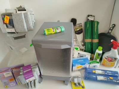 de nombreux produits d'entretien sur le plan de travail de la cuisine