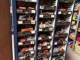 de nombreux rayons d'appareils électroniques en vente dans le magasin