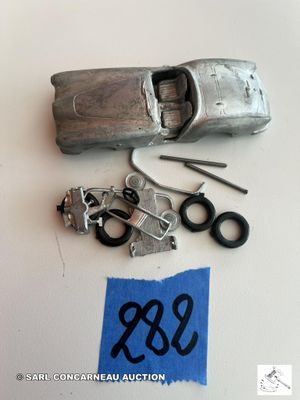 une petite voiture posée sur une feuille de papier