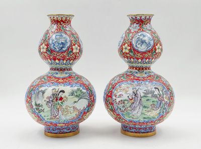 paire de vases chinois ornés de figures peintes sur fond blanc