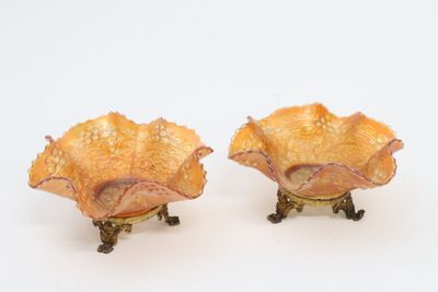 Paire de coupes en verre dépoli corail moulé sur son piédouc…