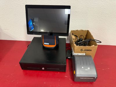 une image représentant un ordinateur portable posé sur une table rouge