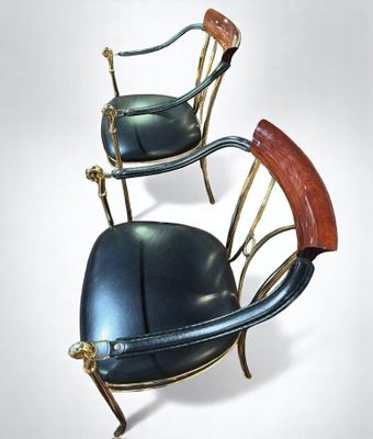 paire de fauteuils en cuir noir et laiton, avec accoudoirs en bois