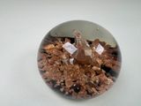 une photo d'un objet en verre contenant quelques cailloux